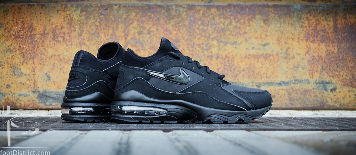 Nike-Air-Max-93-Triple-Black-foot-District_4