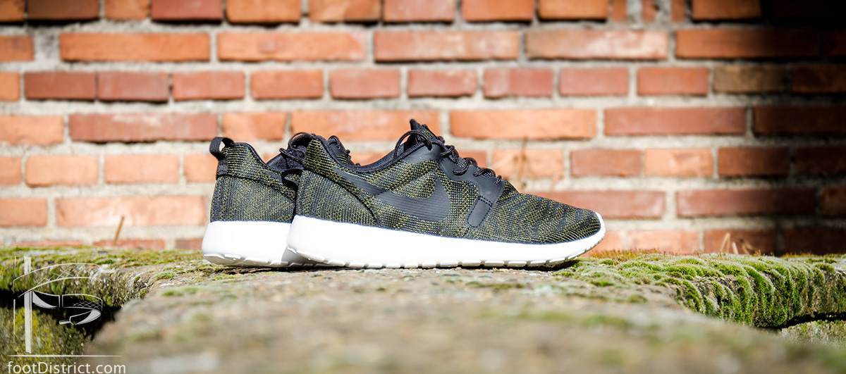 Nike-WMNS-Roshe-Run-Jacquard-foot-District_2