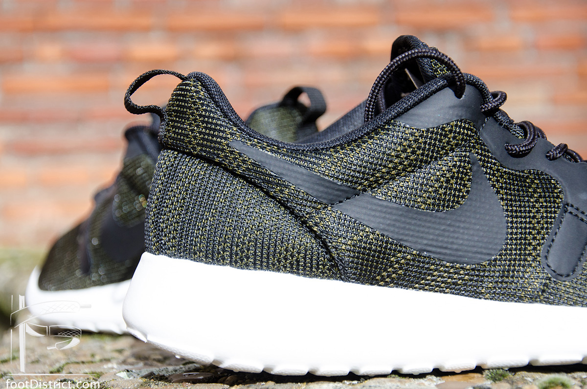 Nike-WMNS-Roshe-Run-Jacquard-foot-District_3