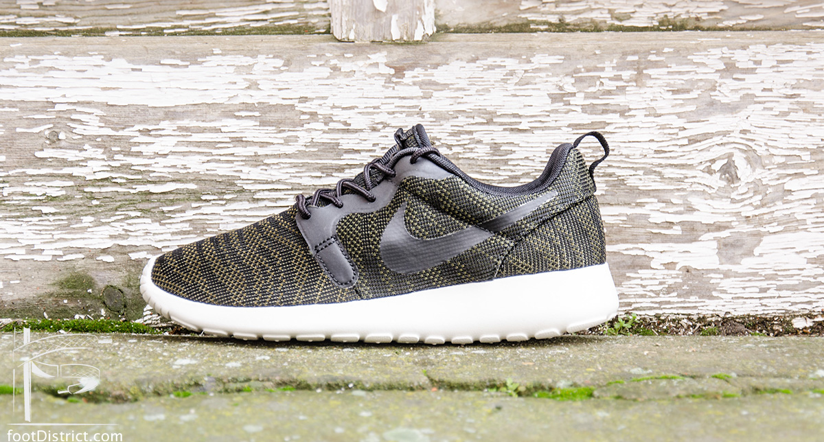 Nike-WMNS-Roshe-Run-Jacquard-foot-District_6