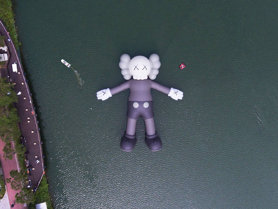 Giant floating 'Companion' appears on Seoul lake
