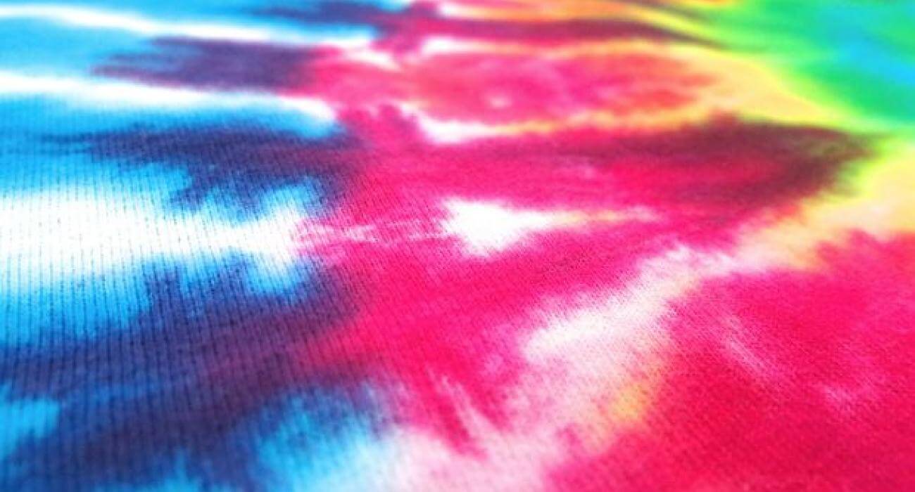 ropa teñida con técnica tie-dye ropa teñida con técnica tie-dye
