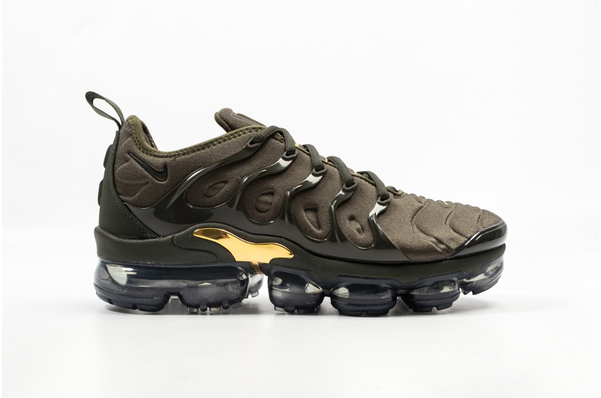 air max vapormax on feet