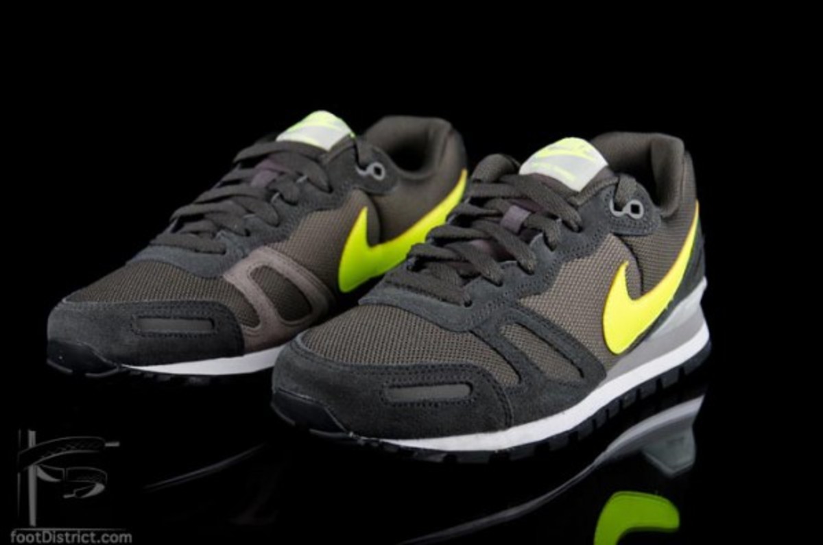 nike-air-waffle-trainer-429628-270_2