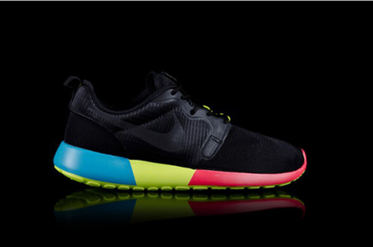 nike-rosherun-hyp-black-rainbow-642233-001_1