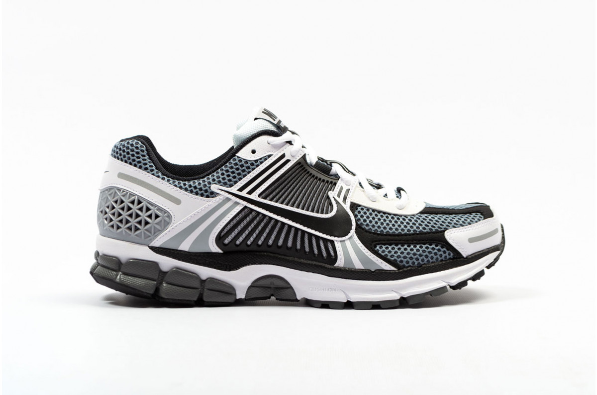 Nike Zoom Vomero 5 SE SP 150 € Referencia: CI1694-001 Dark Grey / Black - White - Sail Nike Zoom Vomero 5 SE SP 150 € Referencia: CI1694-001 Dark Grey / Black - White - Sail