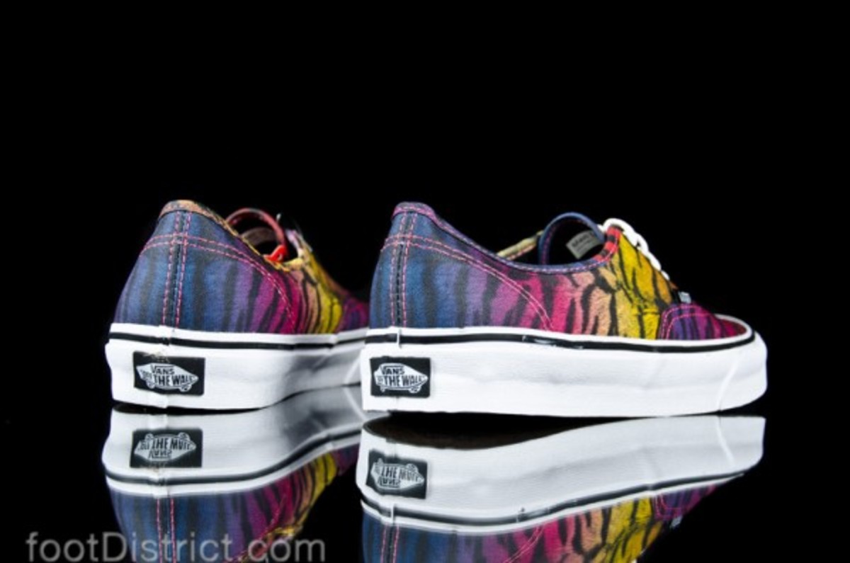vans-u-authentic_rainbow-tiger_vvoec1i_3_2