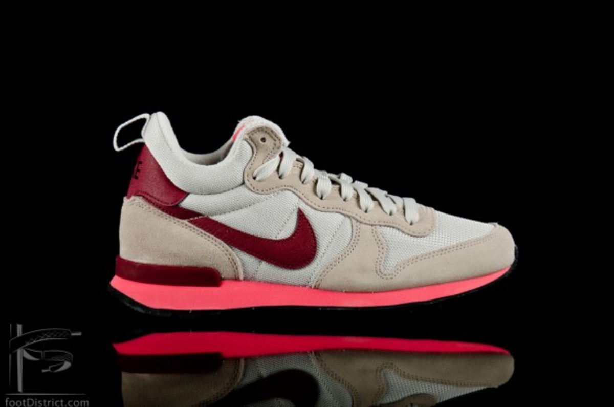 wmns-nike-internationalist-mid-683967-001_1