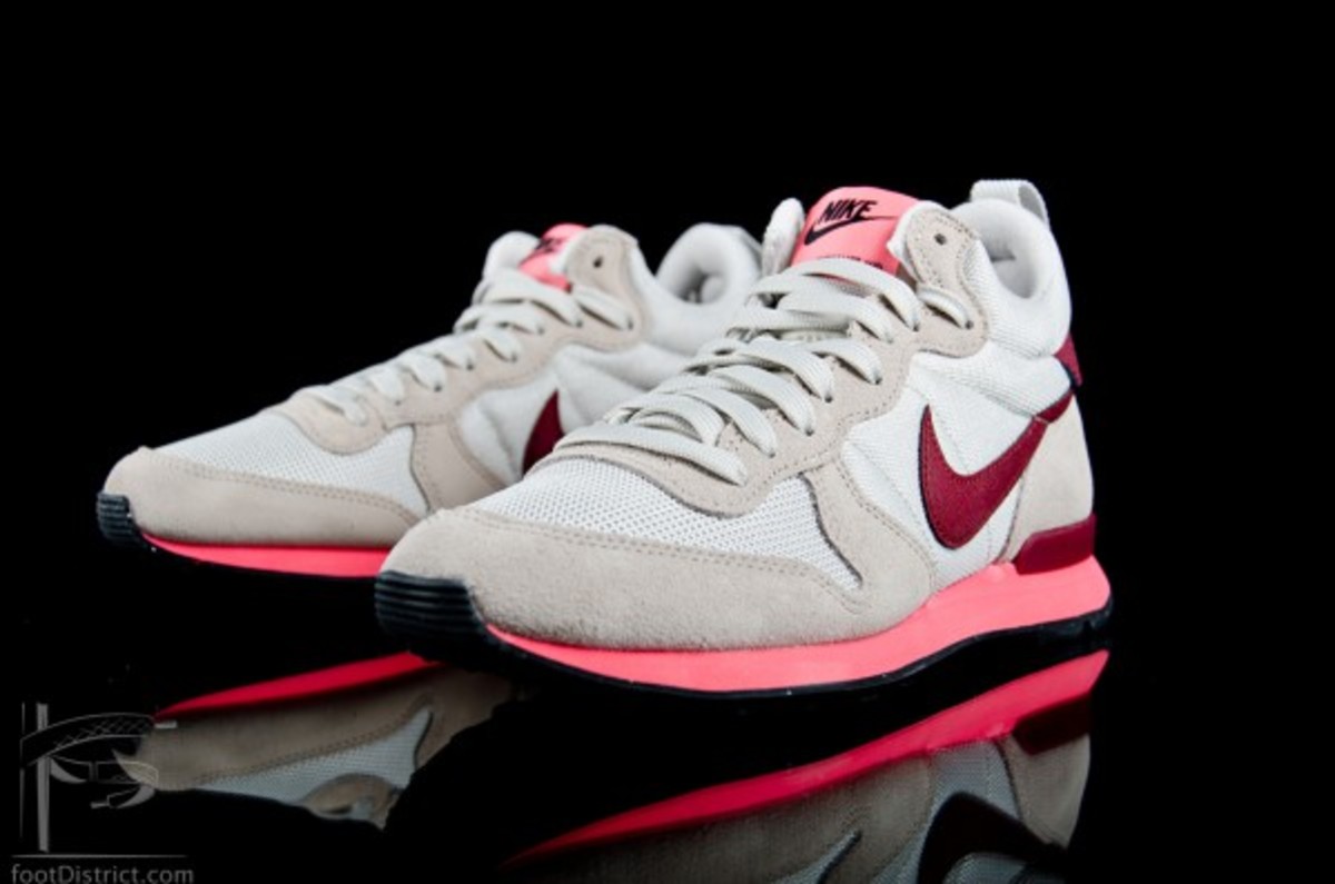 wmns-nike-internationalist-mid-683967-001_9